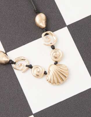 RECLAIMED VINTAGE OVERSIZED SHELL NECKLACE 
