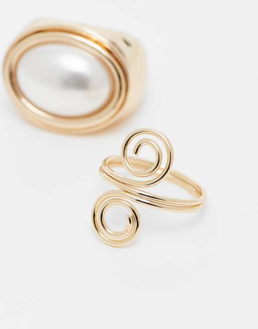 Reclaimed Vintage - Pakke med 2 guldfarvede ringe med hvirvel- og perledesign