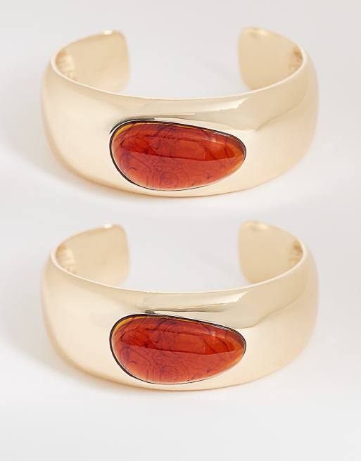 Reclaimed Vintage - Pakke med 2 guldfarvede statement-armbånd med ravfarvede sten
