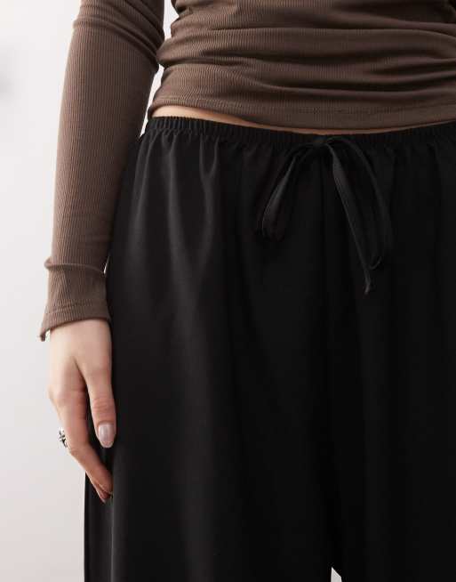 Reclaimed Vintage - Pantalon à enfiler en satin - Noir, 3 de 5