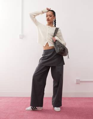 Reclaimed Vintage - Pantalon avec mini-jupe superposée - Gris