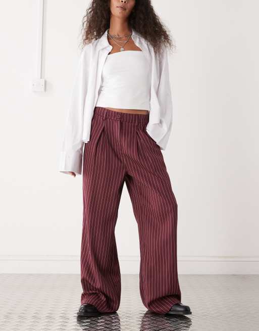 Reclaimed Vintage pantalón 'baggy' de vestir con raya diplomática en burdeos, 1 de 5
