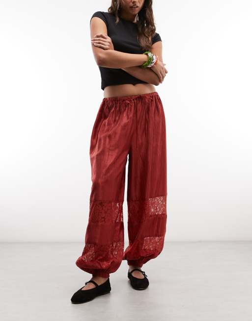 Reclaimed Vintage pantalon ballon en satin et dentelle rouge, 1 de 5
