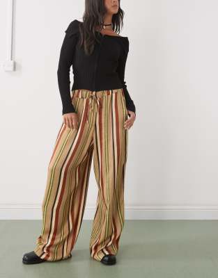 Reclaimed Vintage - Pantalon large à enfiler en satin rayé - Marron et vert-Multicolore