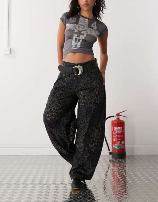 Reclaimed Vintage - Pantalon large à imprimé léopard foncé
