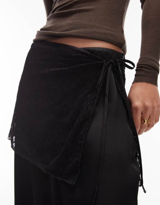 Reclaimed Vintage - Pantalon large satiné avec ceinture superposée en dentelle - Noir, 2 de 5