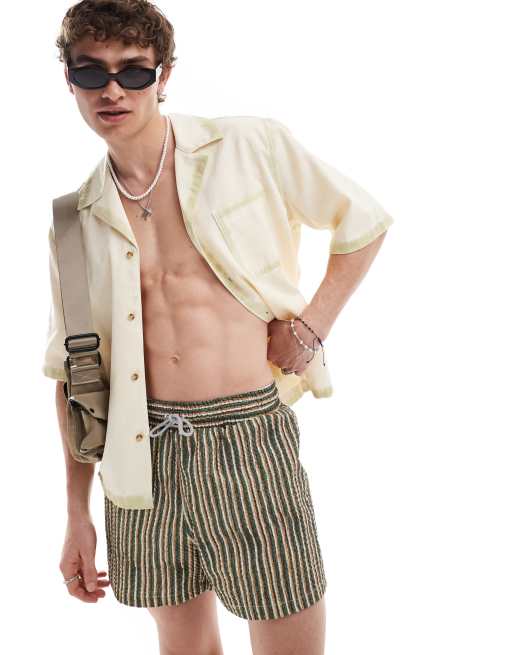 Reclaimed Vintage - Pantaloncini da bagno corti a righe verdi in tessuto stropicciato
