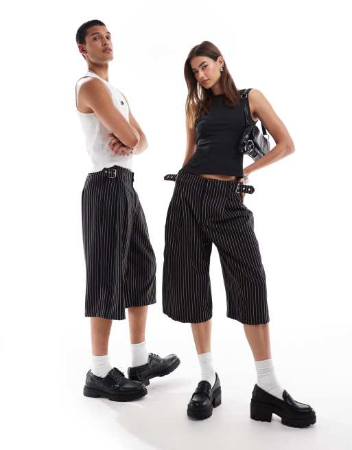 Reclaimed Vintage - Pantaloncini genderless a pieghe con fibbie