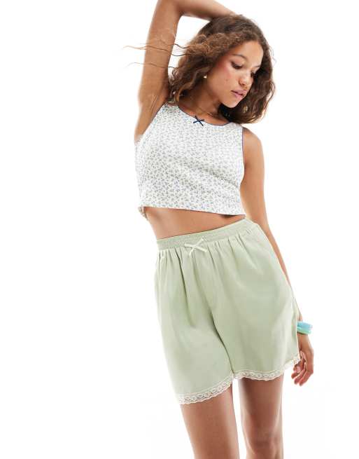 Reclaimed Vintage - Pantaloncini in raso verde con fiocco