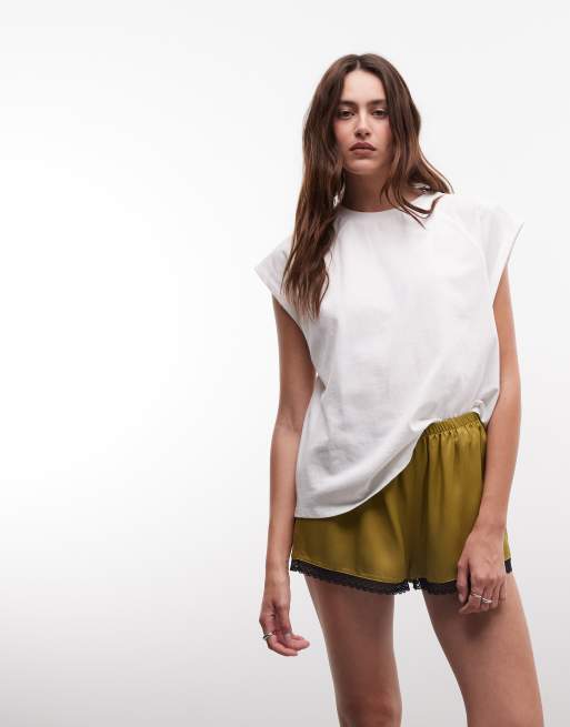 Reclaimed Vintage - Pantaloncini stile boxer in raso kaki con pizzo