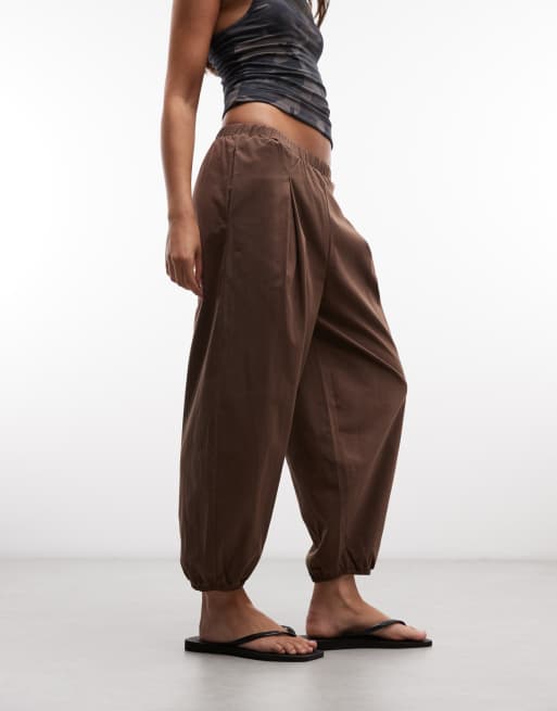 Reclaimed Vintage - pantalones bloomer de popelina 3/4 en marrón chocolate, 2 de 5