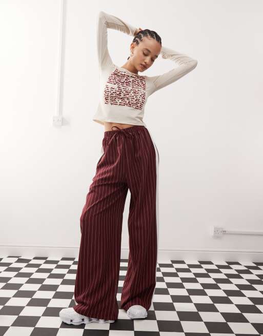 Reclaimed Vintage - Pantaloni bordeaux gessati con pannello laterale