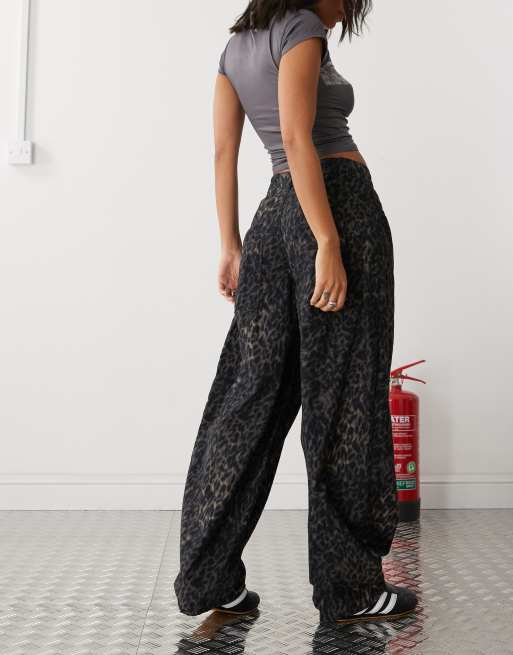 Reclaimed Vintage - Pantaloni con gamba bombata e stampa leopardata scura, 2 di 5