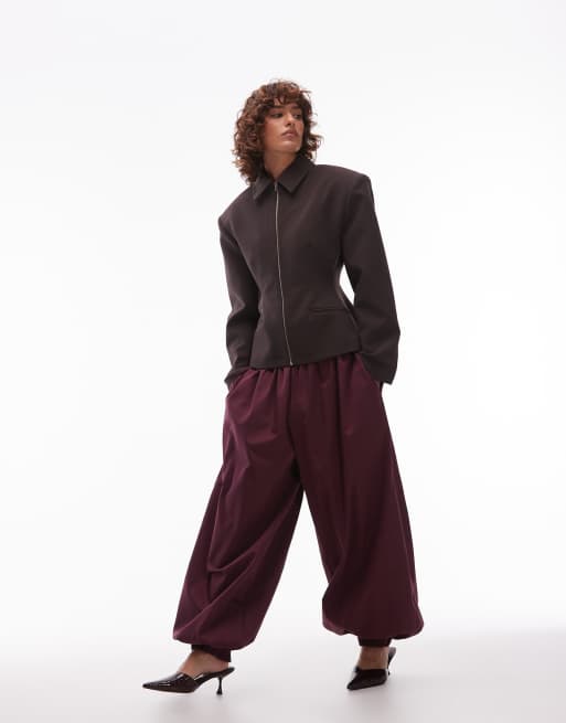 Reclaimed Vintage - Pantaloni sartoriali rosso bordeaux con polsino sul fondo e gamba a palloncino