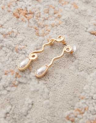 Reclaimed Vintage Reclaimed Vintage pearl drop swirl earrings in gold