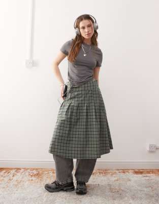 pleated midi kilt skirt in check-Multi