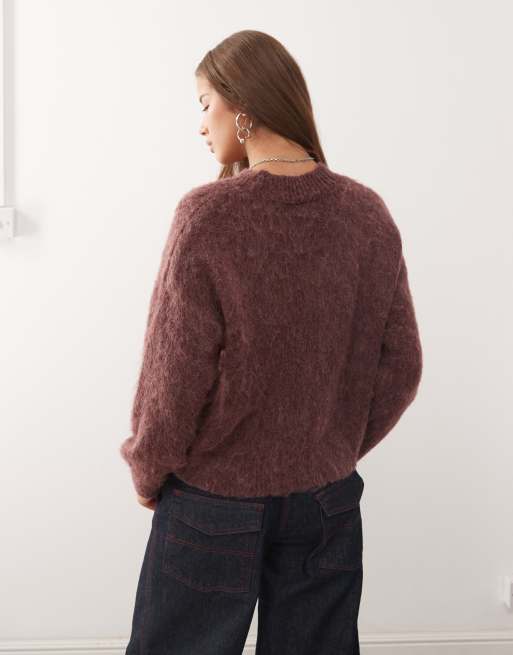 Reclaimed Vintage – Plommonfärgad, fluffigt stickad tröja med hög v-ringning, 3 av 4