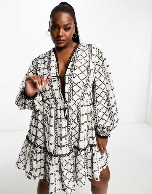 Reclaimed Vintage Plus Robe courte unie en broderie anglaise avec liens devant Noir et blanc