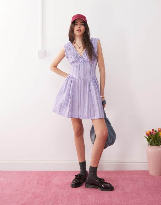 Reclaimed Vintage - Prendisole viola a righe con dettagli arricciati