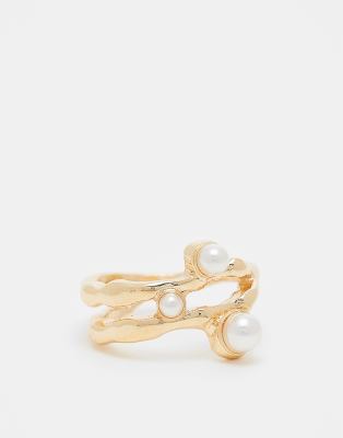 pretty gold ring with pearls