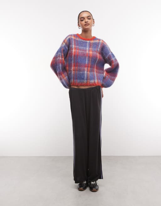 Reclaimed Vintage pull en maille brossée col rond à carreaux rouges, 2 de 9