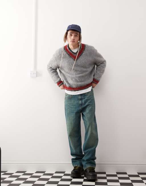 Reclaimed Vintage – Pullover in Grau und Rot mit V-Ausschnitt im College-Stil, 2 von 4