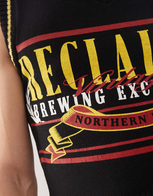 Reclaimed Vintage – Pullunder aus Strick in Schwarz mit Pub-Grafikmotiv und V-Ausschnitt, 5 von 5