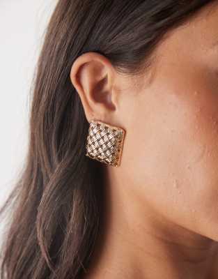 Reclaimed Vintage - Quadratische Ohrstecker in Gold-Optik mit gewebtem Detail-Goldfarben