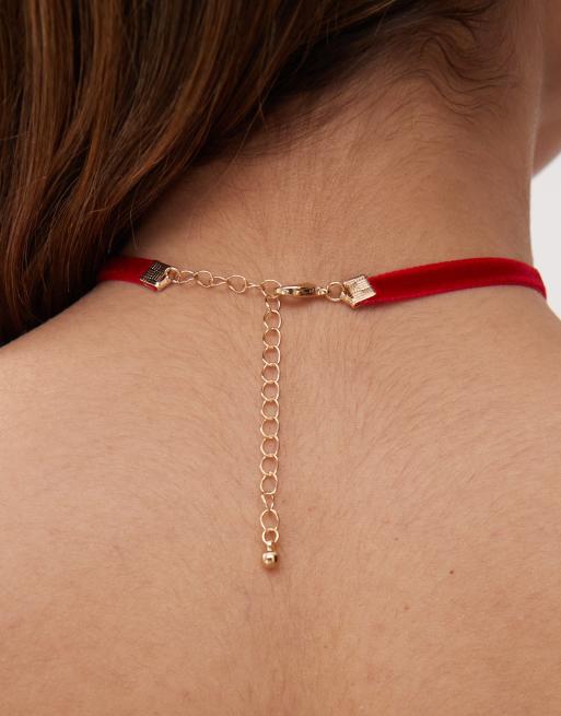 Reclaimed Vintage - Rød choker-halsbånd i velour med hjertevedhæng, 3 af 3