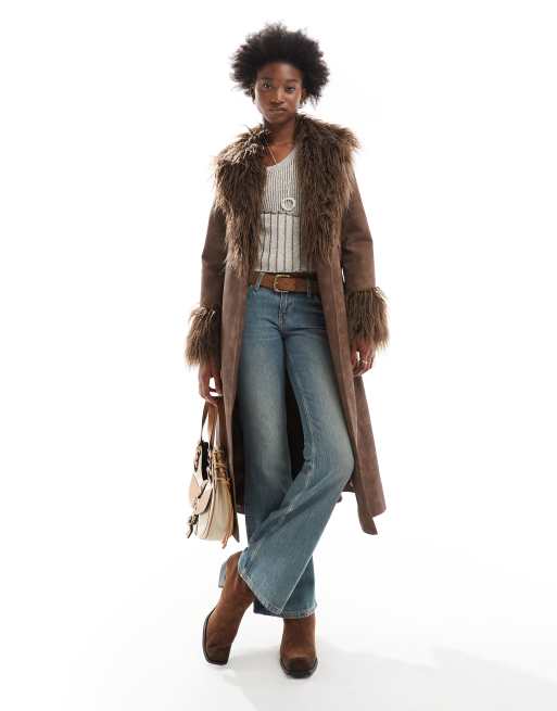 Reclaimed Vintage Regenjas met leerlook lange pasvorm en afneembare kraag van imitatiebont in bruin ASOS