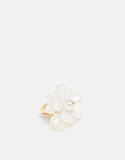 Reclaimed Vintage - Ring met witte corsage-bloem