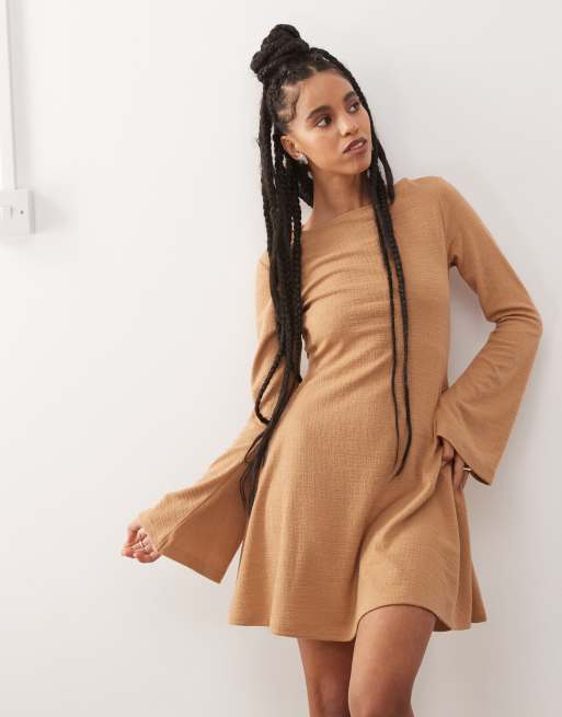Reclaimed Vintage - Robe bohème courte à manches évasées en jersey texturé - Marron moka