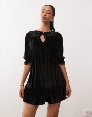 Reclaimed Vintage - Robe courte à col en velours avec empiècements en dentelle - Noir