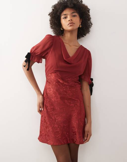 Reclaimed Vintage - Robe courte à manches nouées bouffantes en satin de jacquard - Bordeaux, 2 de 4