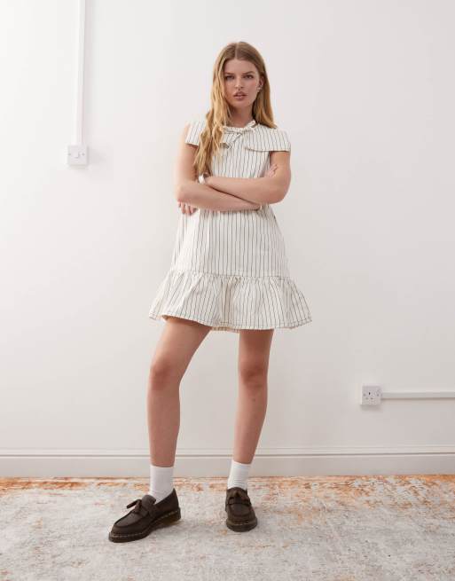 Reclaimed Vintage - Robe courte en jean avec col marin et ourlet à volants - Beurre à fines rayures