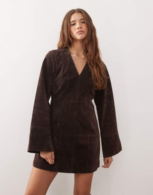 Reclaimed Vintage - Robe courte habillée en daim véritable cintrée à la taille - Marron chocolat