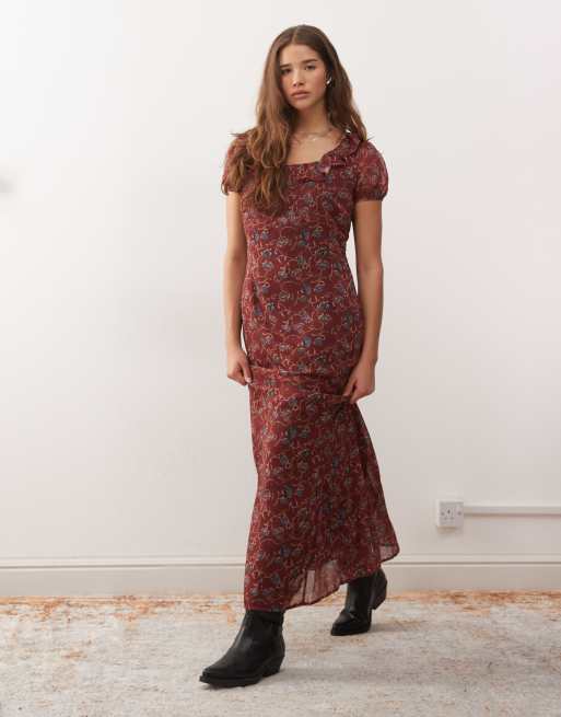 Reclaimed Vintage - Robe longue à manches bouffantes, col volanté et imprimé fleurs - Rouge bordeaux