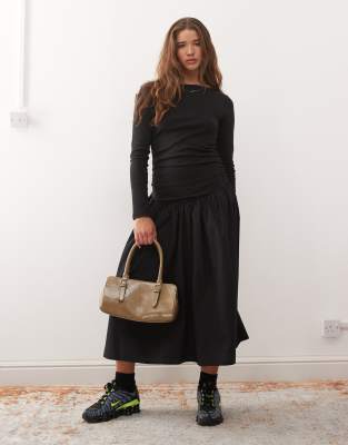 Reclaimed Vintage - Robe mi-longue froncée à manches longues et jupe contrastante - Noir