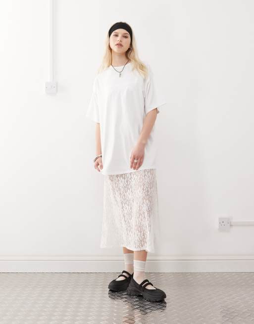 Reclaimed Vintage - Robe t-shirt mi-longue avec jupe en dentelle - Blanc