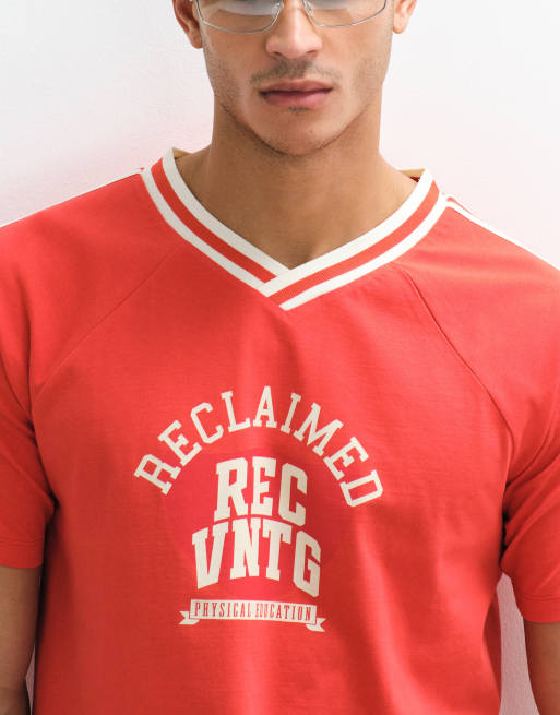 Reclaimed Vintage – Röd t-shirt med v-ringning och collegetryck, 5 av 5