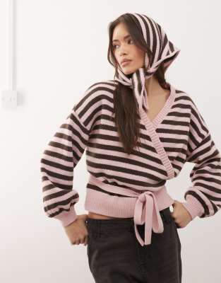 Reclaimed Vintage - Rosa-braun gestreifte Strickjacke im Wickeldesign mit passendem Kopftuch