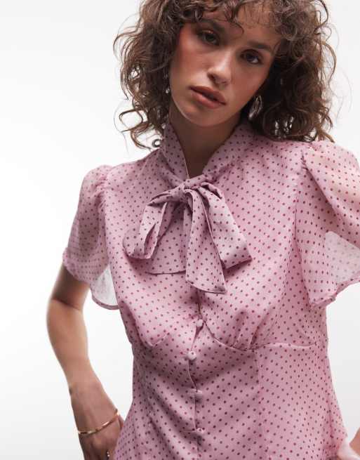 Reclaimed Vintage – Rosa, rödprickig knytblus med nyckelhålsöppning