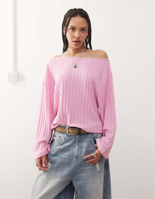 Reclaimed Vintage – Różowy sweter o bardzo luźnym kroju z odsłoniętym ramieniem