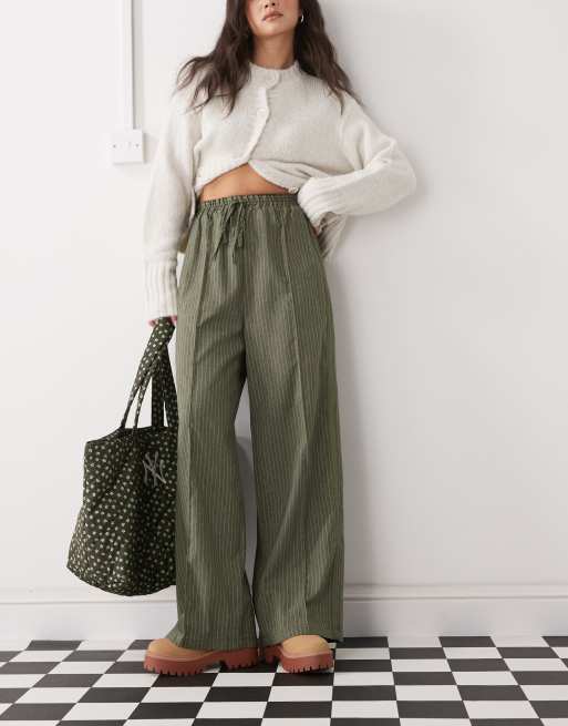 Reclaimed Vintage - Ruimvallende broek met elastische tailleband en zijstreep in groen met krijtstreep