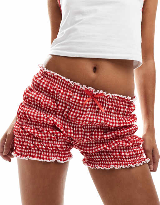 Reclaimed Vintage - Rynkede minishorts med sløjfe og røde gingham-tern