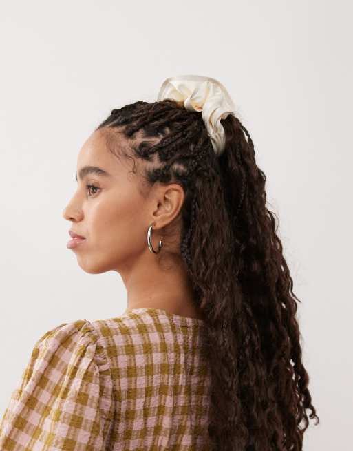 Reclaimed Vintage - Satijnen scrunchie met randje in crème