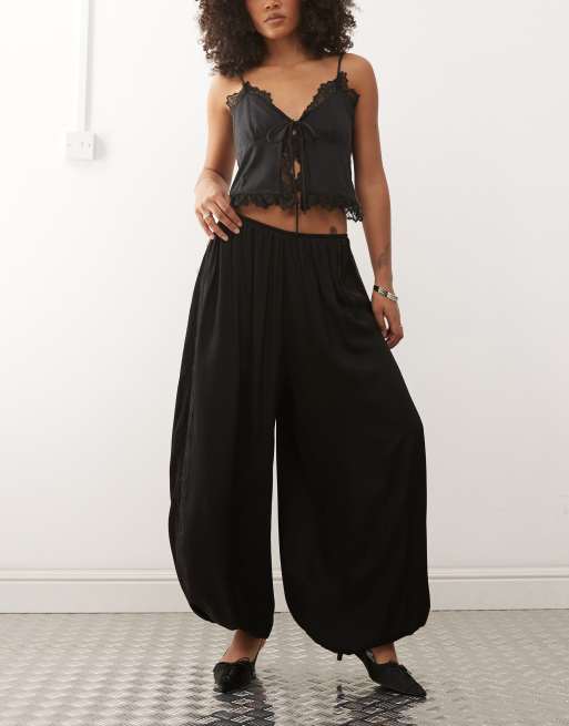 Reclaimed Vintage – Satin-Ballonhose in Schwarz mit seitlicher Spitzenborte, 2 von 5