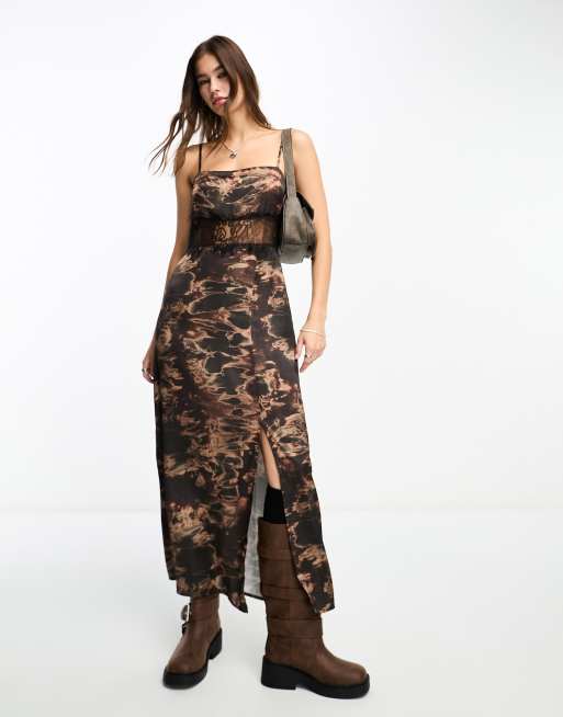 Reclaimed Vintage – Satin-Trägerkleid mit Grunge-Muster und Spitzendetails