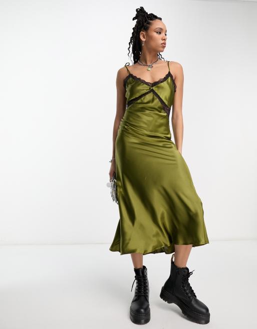 Reclaimed Vintage – Satynowa sukienka midi na ramiączkach w kolorze khaki z ozdobną czarną koronką