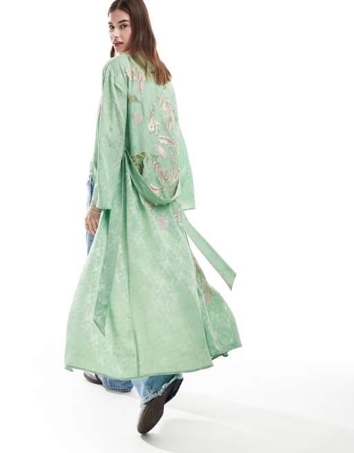 Reclaimed Vintage – Satynowe kimono z haftowanym wzorem